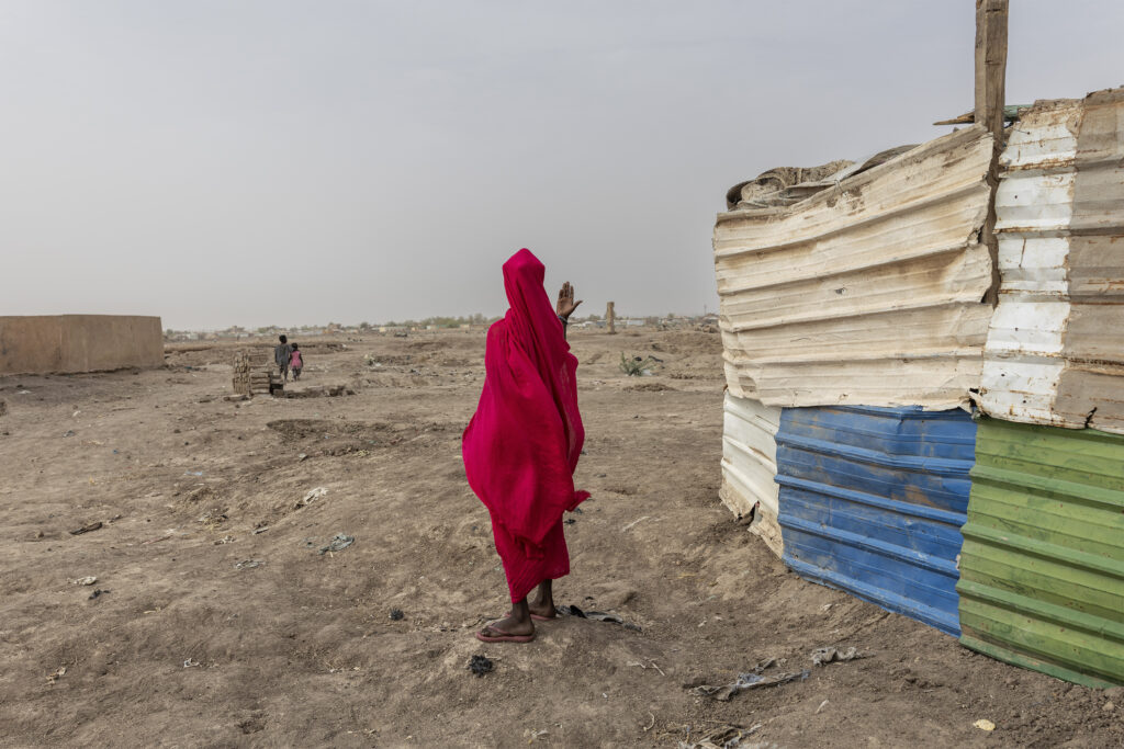 A woman internally displaced (IDP) at the Angola camp in Mayo, on the western outskirts of Khartoum, where approximately 80,000 people are sheltering amid ongoing conflict and displacement caused by clashes between the Sudanese Armed Forces (SAF) and the Rapid Support Forces (RSF). Sudan, April 6, 2026. © Fabio Bucciarelli